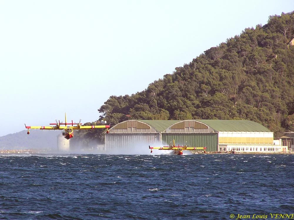 Les Canadairs interviennent au-dessus de Saint Mandrier