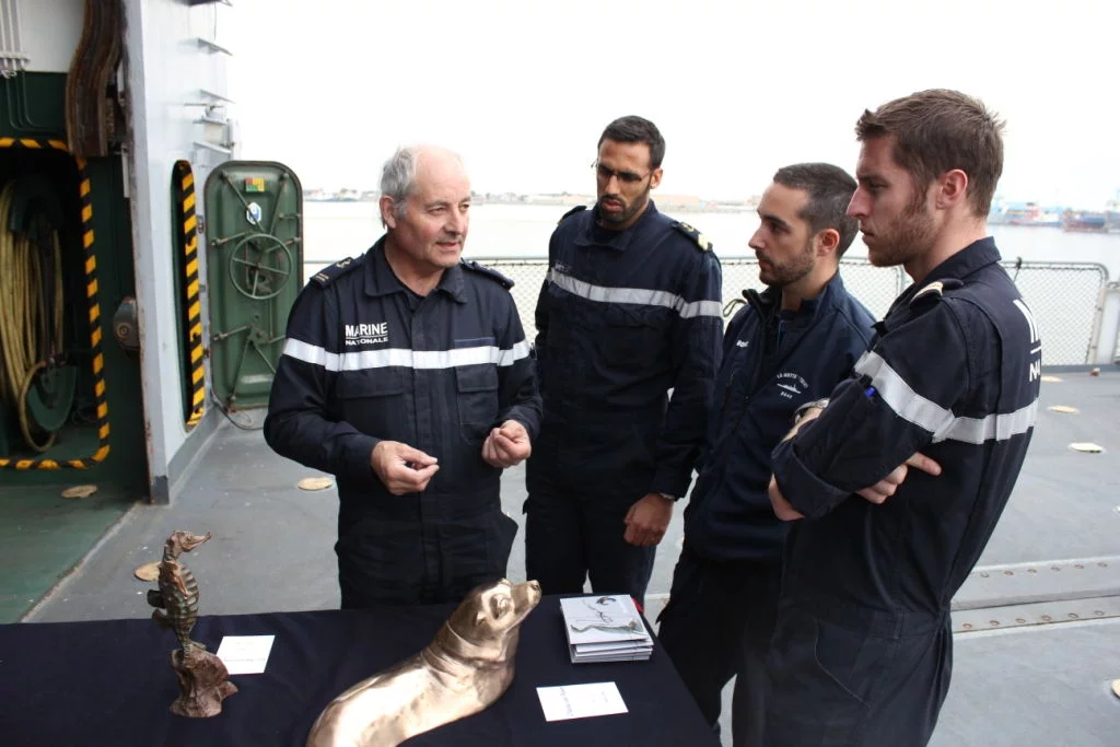 Un Peintre officiel de la Marine sculpteur à bord du « La Motte-Picquet »