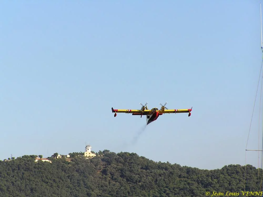 Les Canadairs interviennent au-dessus de Saint Mandrier