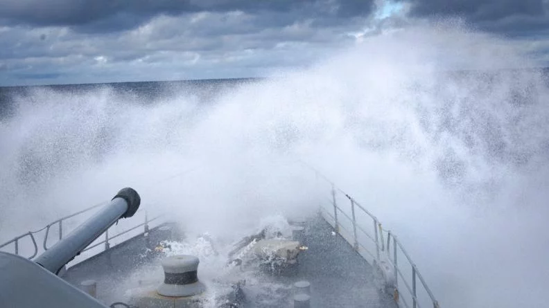 Le patrouilleur PM L’Her patrouille en Atlantique dans les difficiles conditions hivernales