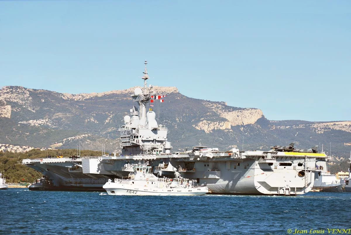 Le porte-avions Charles de Gaulle rentre de mer