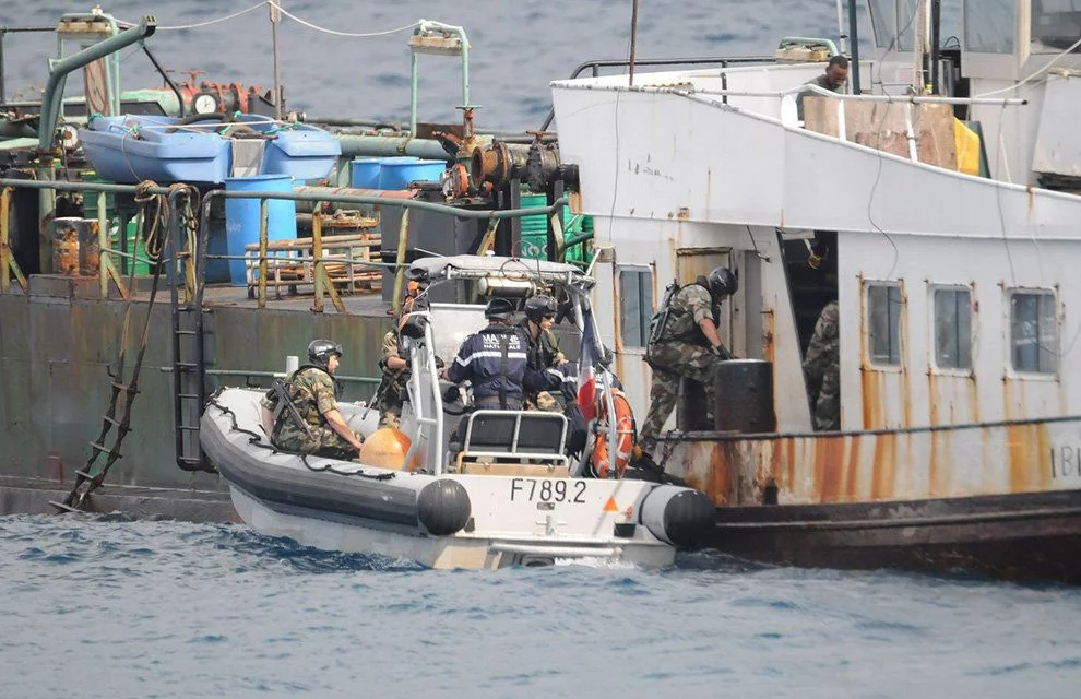 Visite d'un pétrolier douteux par l’aviso Lieutenant de vaisseau Le Hénaff
