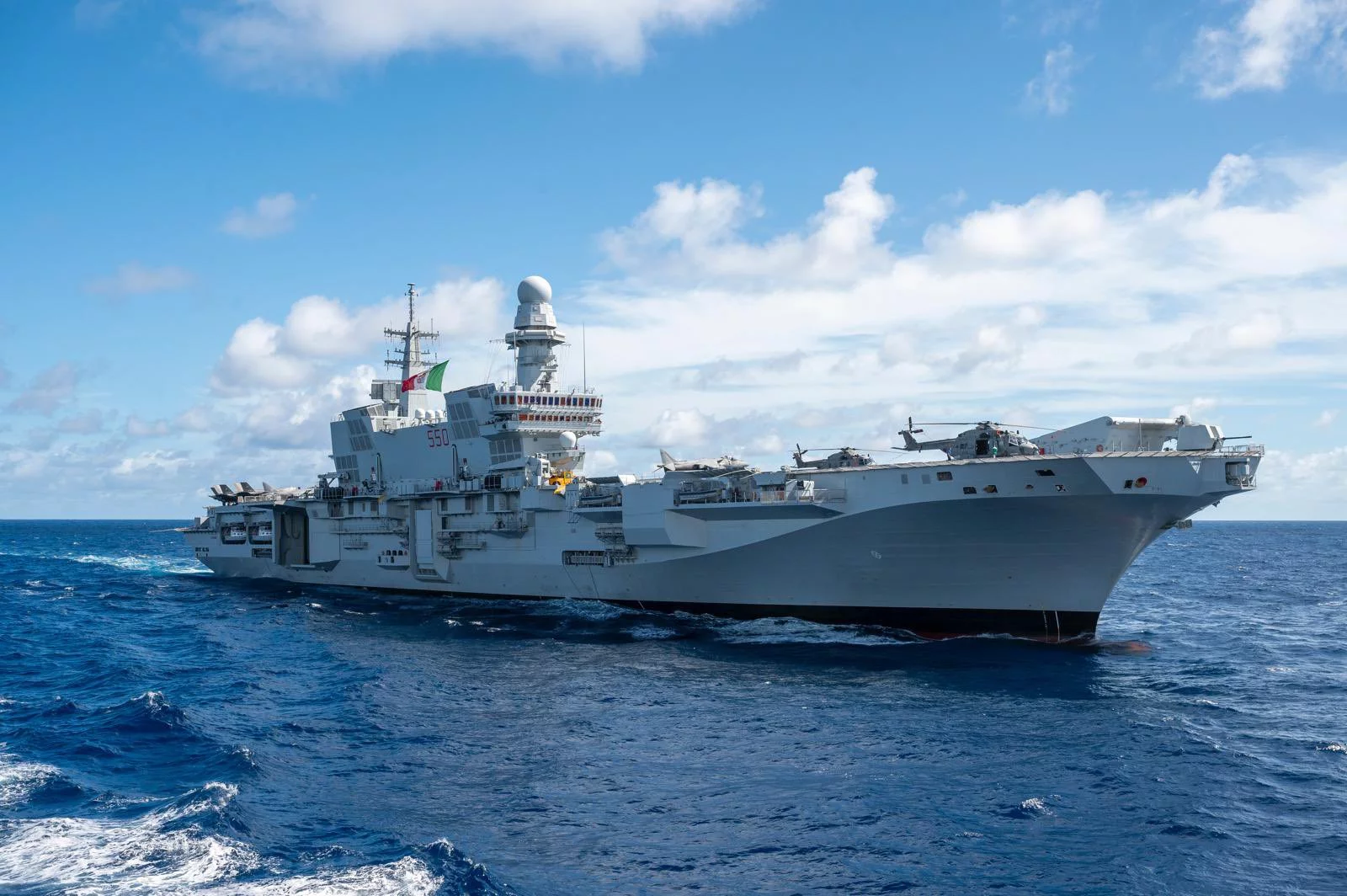 Le porte-aéronefs italien Cavour