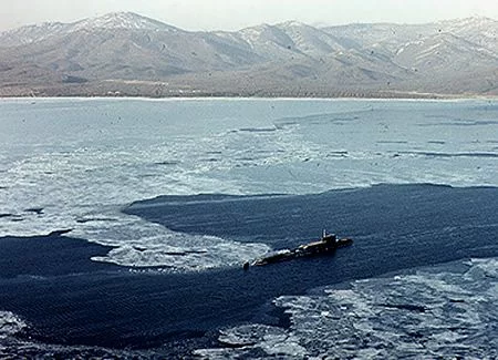 Un SNLE Delta-III naviguant dans la banquise