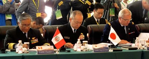 Le contre amiral Vichot (à droite) représente le chef d'état-major en Chine