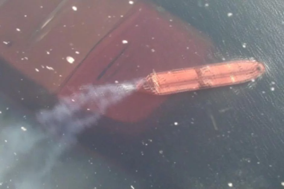 Le navire vu depuis l'avion de patrouille maritime