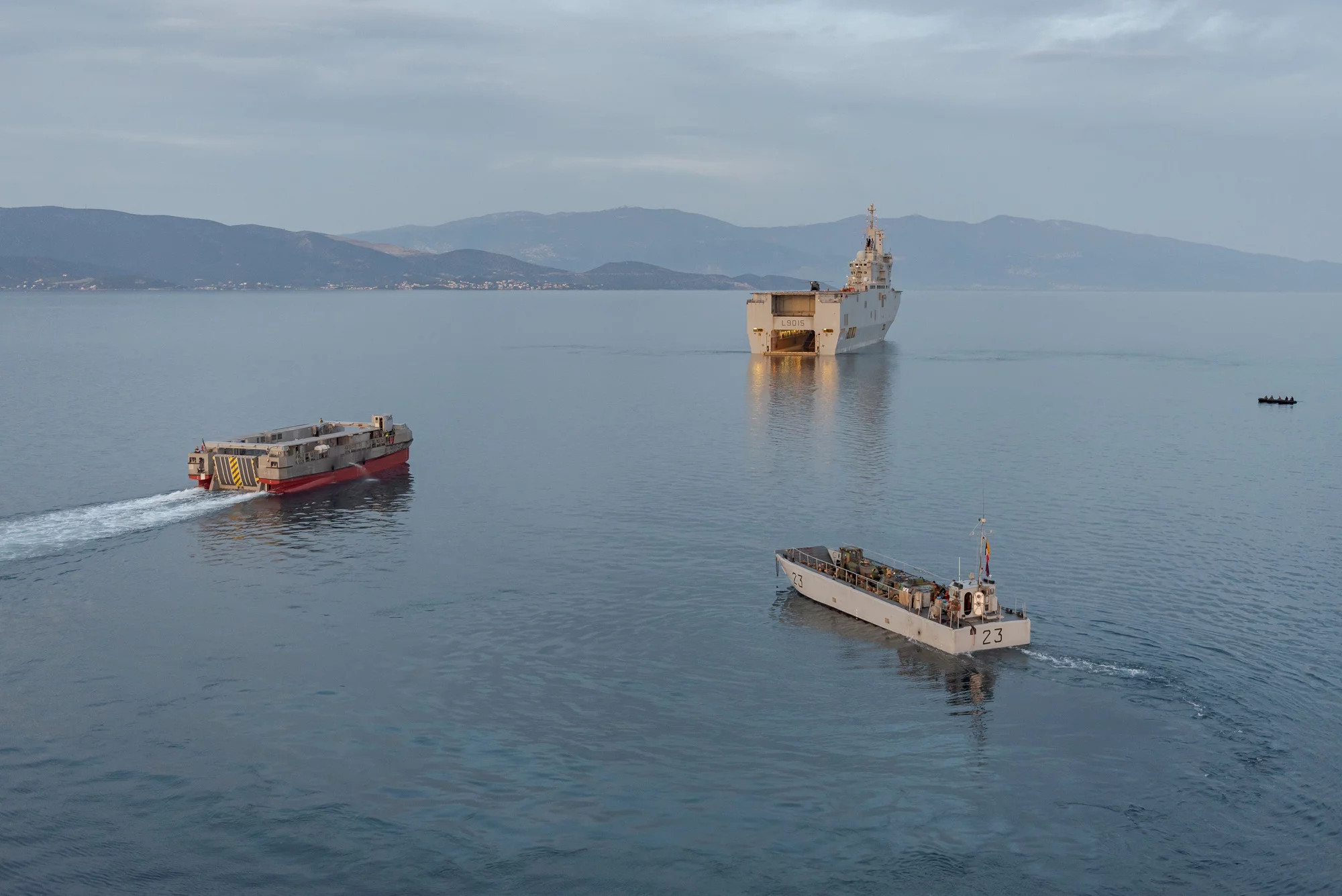 Le porte-hélicoptères amphibie Dixmude
