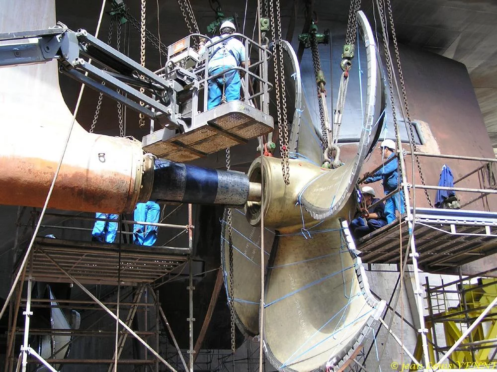 La seconde hélice du porte-avions