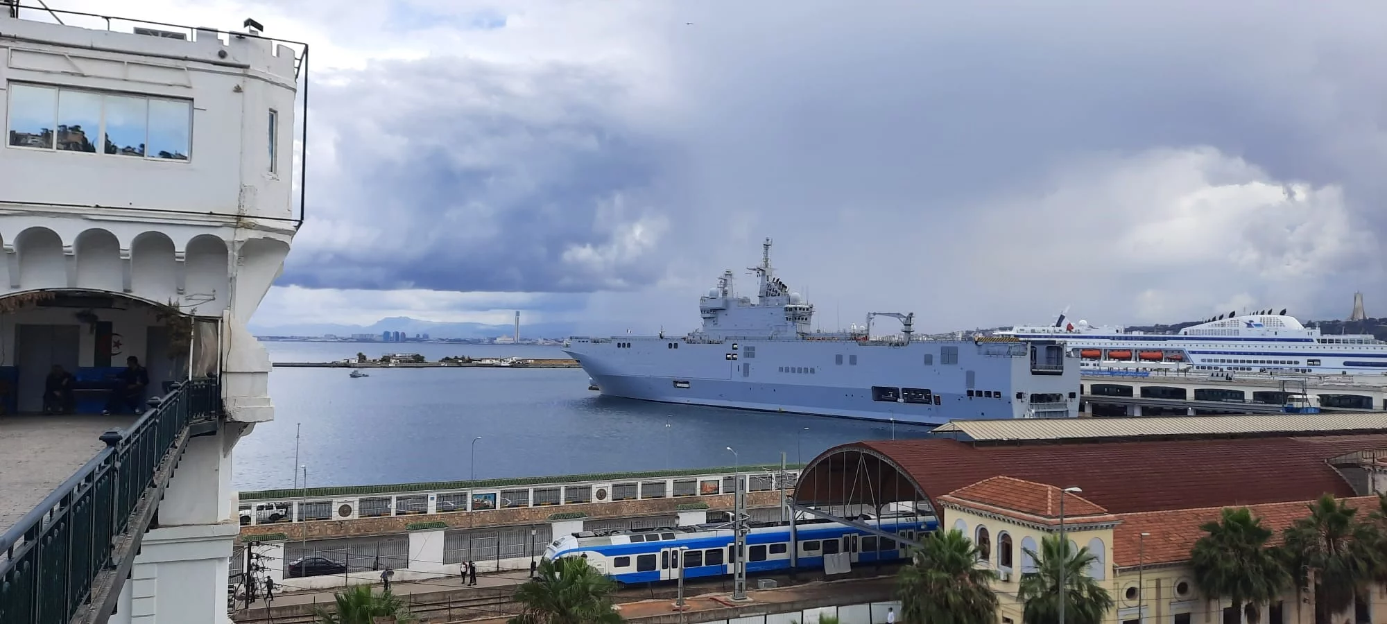 Le porte-hélicoptères Tonnerre en escale à Alger