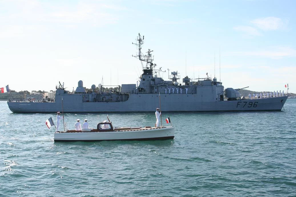 Devant l'aviso Commandant Birot