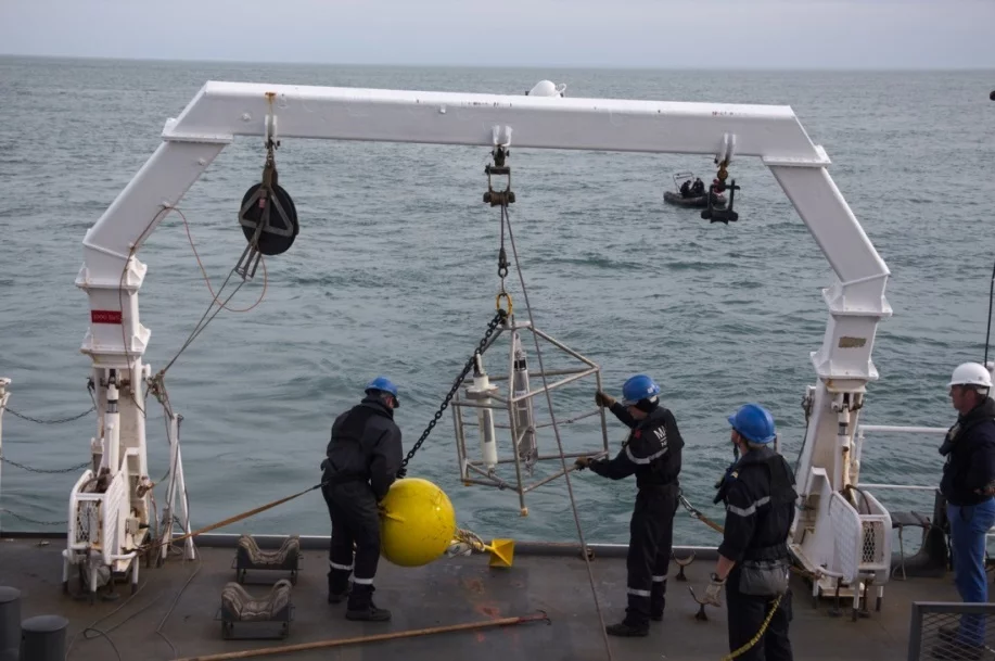 Mise à l'eau d'un marégraphe depuis la plage arrière du Lapérouse
