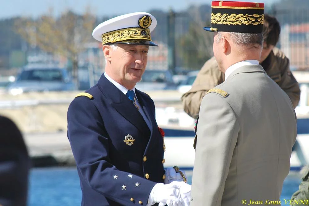 L'amiral Tandonnet salue le chef d'état-major des armées