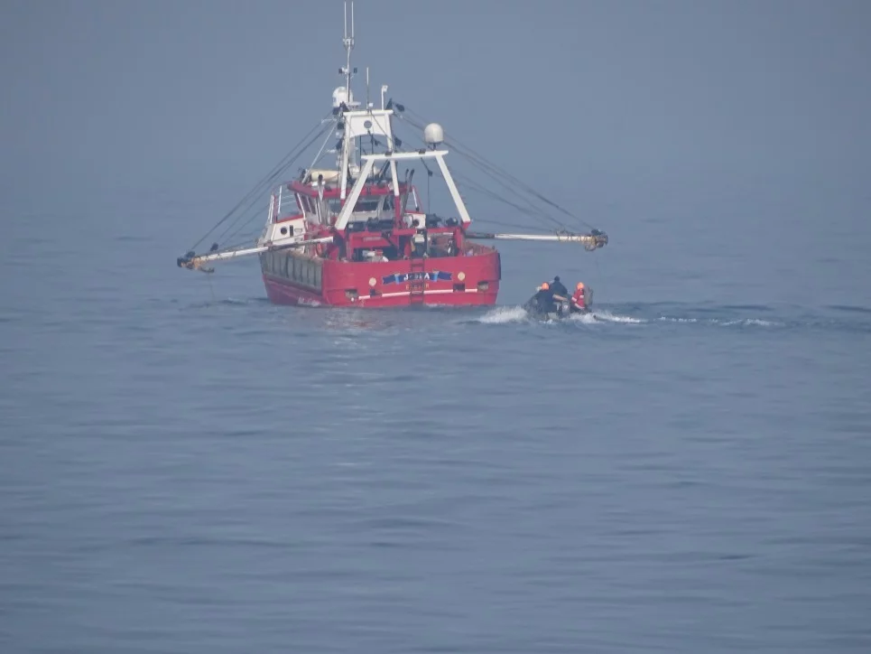 Une embarcation semi-rigide du Flamant va contrôler un chalutier