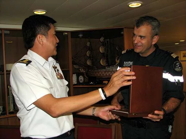 Echange de cadeaux entre le chef d’état-major des armées singapourien et le commandant du Tonnerre