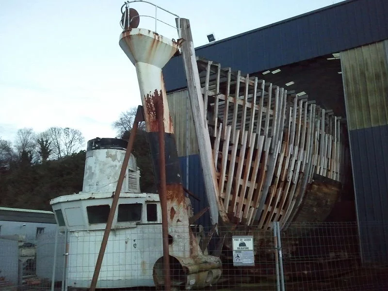 La Calypso et sa passerelle en cours de rénovation, sous un hangar du chantier Piriou de Concarneau