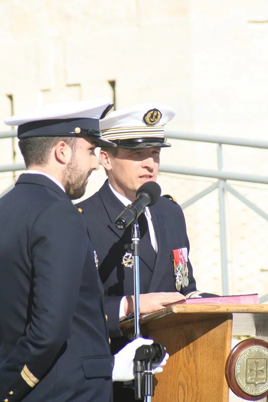 Le capitaine de frégate Rche s'adresse à l'équipage