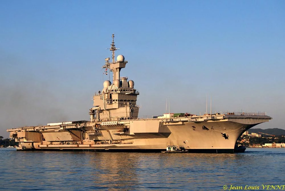 Le Charles de Gaulle sort du bassin