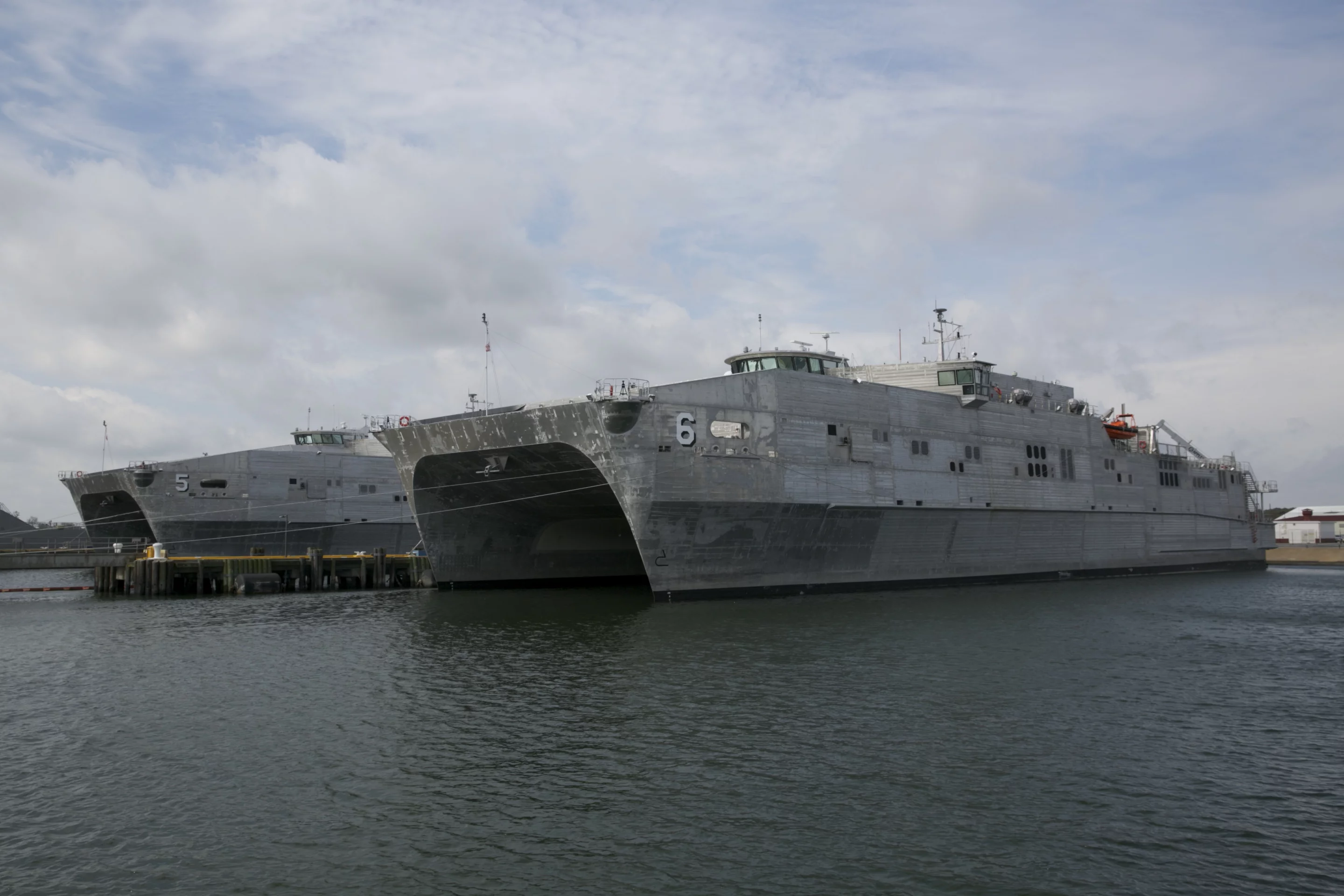 Les catamarans de transport rapide USNS Trenton et USNS Brunswick amarrés à la base de Little Creek