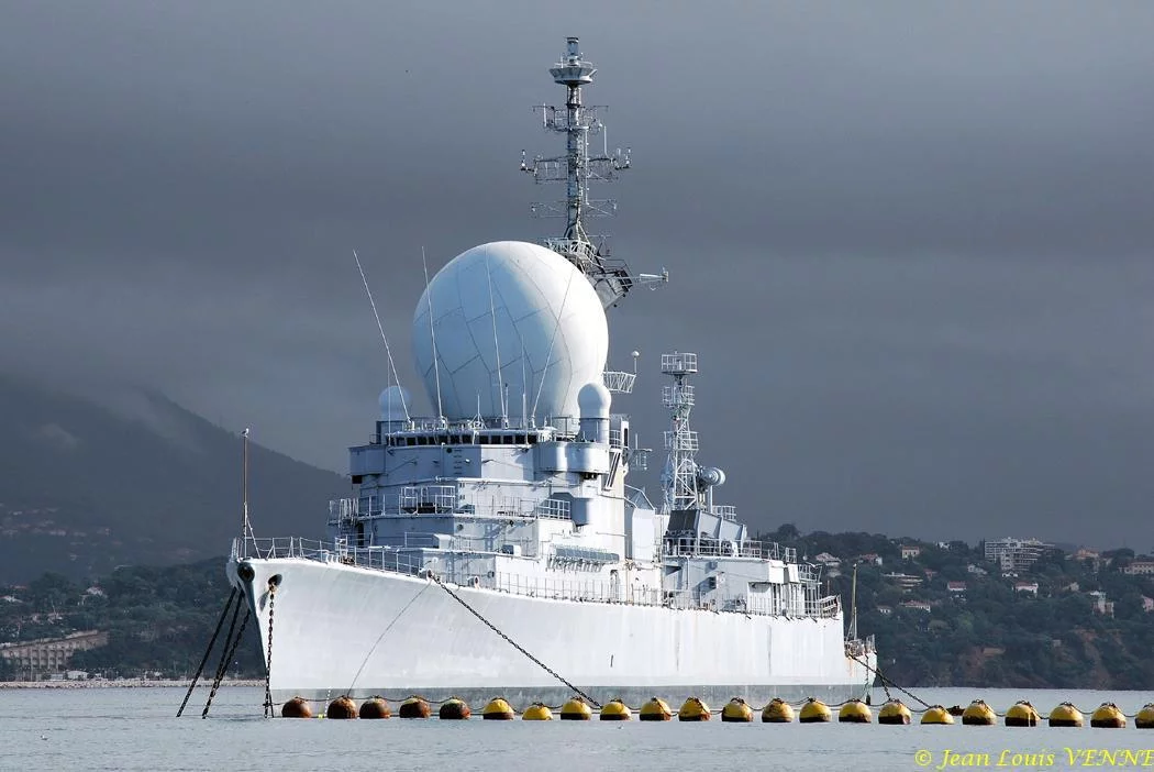 L’ex-Duquesne sur fond de nuages