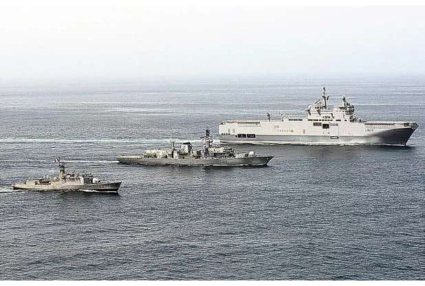 Rencontre franco-britannique en plein océan Atlantique