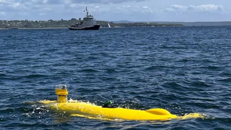 Le drone sous-marin A27 et le remorqueur Bélier