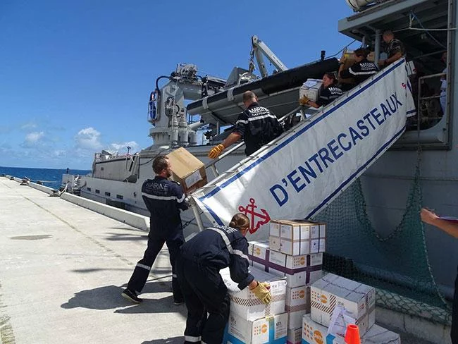 Le D'Entrecasteaux décharge le fret humanitaire