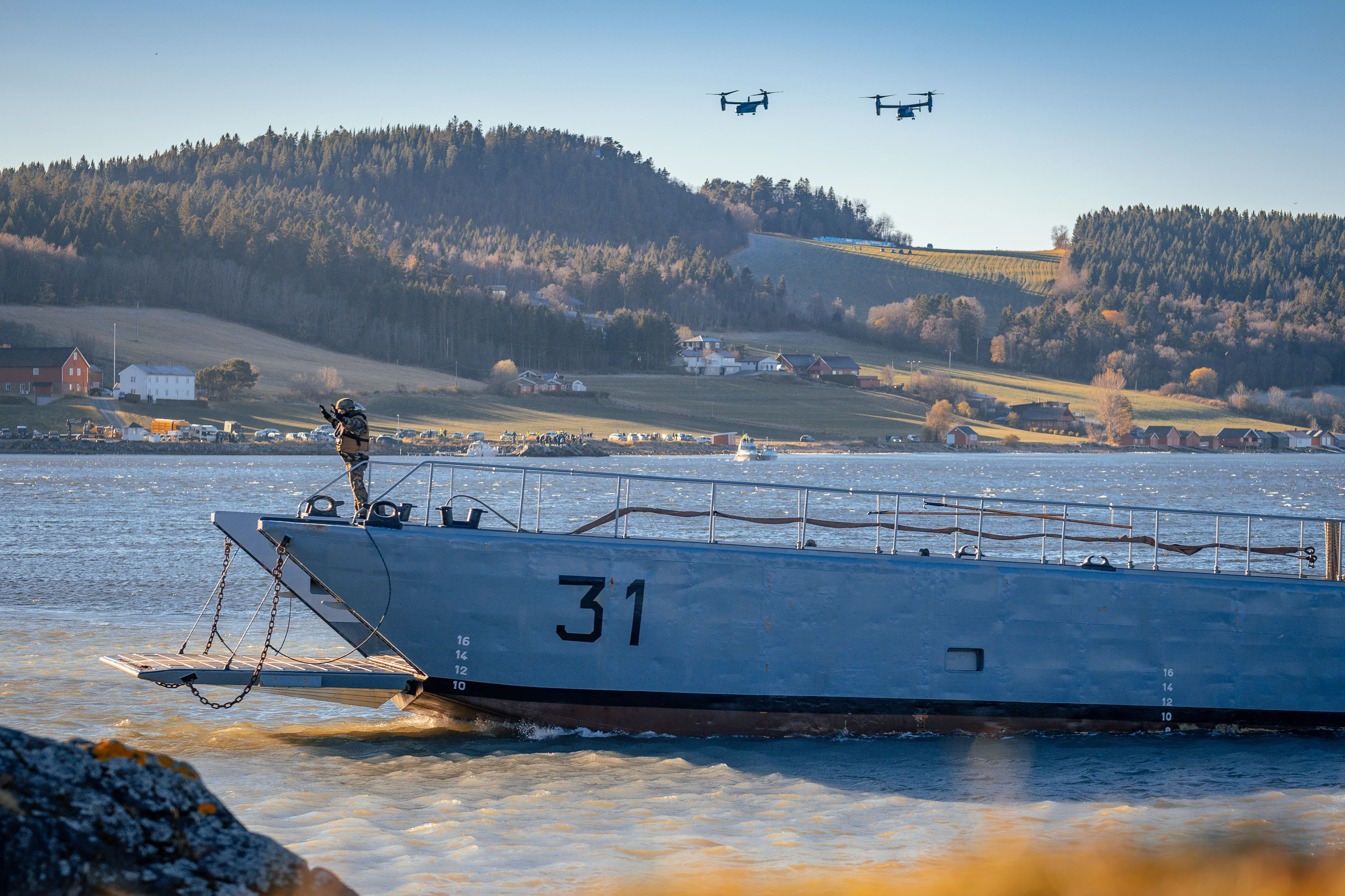 Un chaland de transport de matériel s'approche de la plage