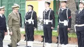 Félix Sanz passe en revue la garde d'honneur