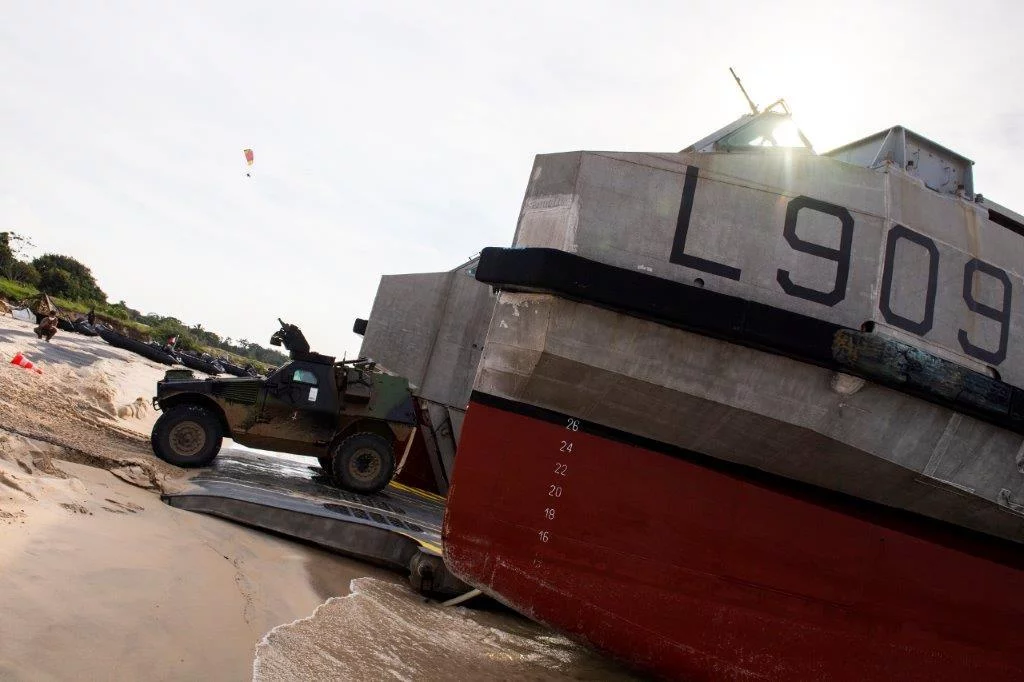 Un véhicule de l'armée de terre débarque d'un EDAR