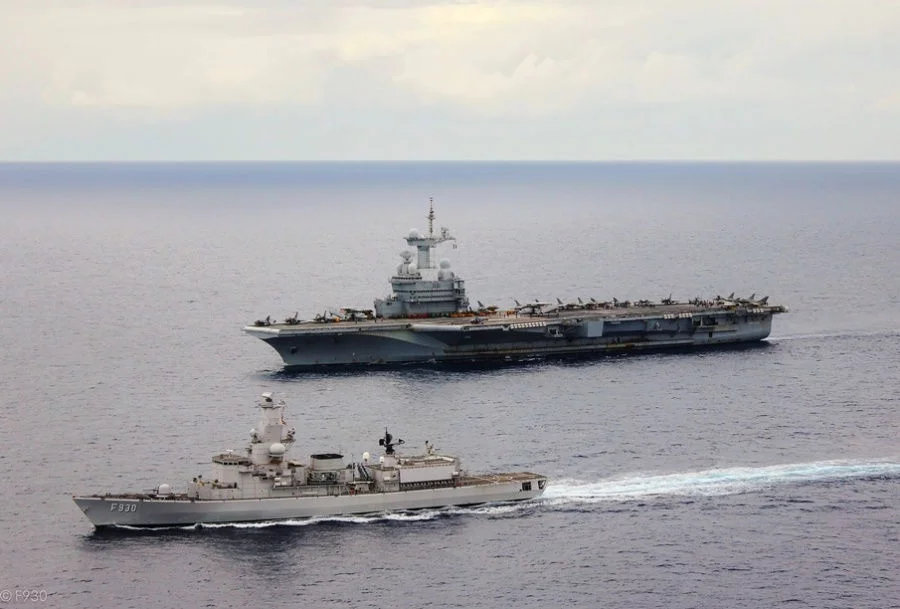 La frégate belge Léopold Ier escorte le groupe aéronaval