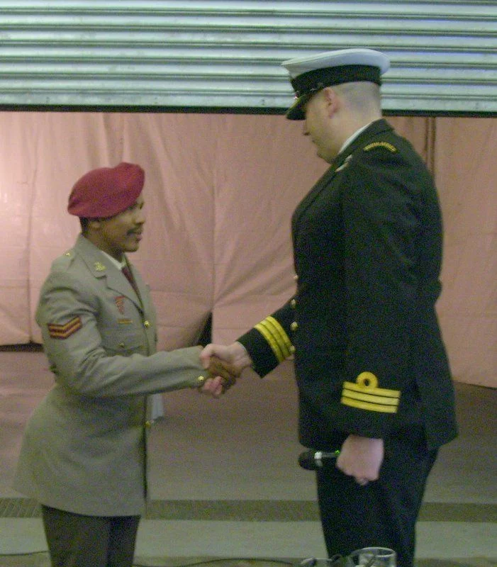 Le Cpl Ramokgari félicité par le commandant du SAS CHARLOTTE MAXEKE, le Cdr Roland Shortt après avoir reçu son insigne