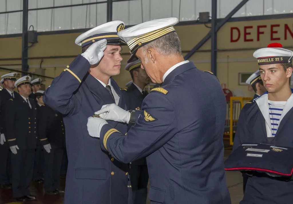 Deux nouveaux pilotes d’hélicoptère macaronnés à Lanvéoc
