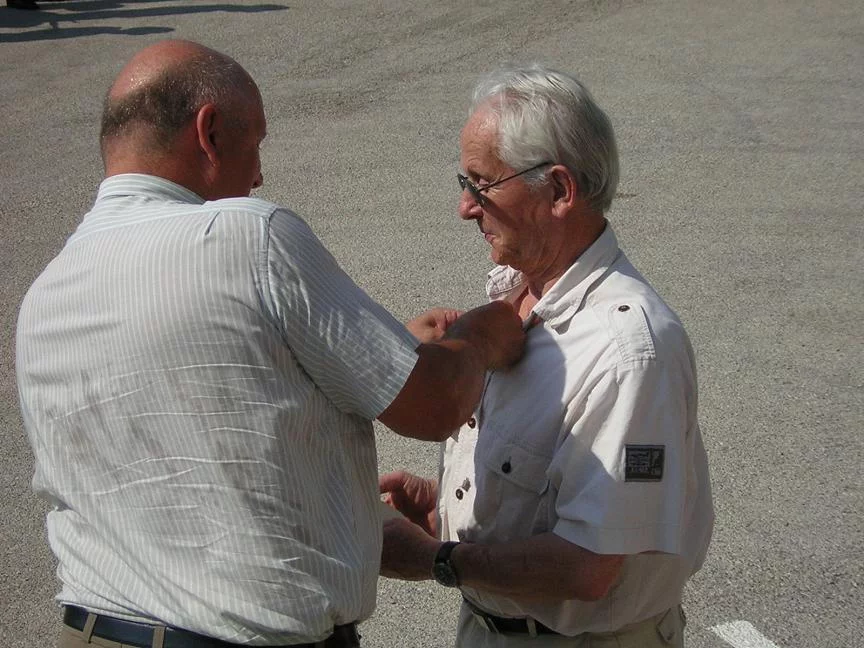 Remise de l'insigne commémoratif du cinquantenaire