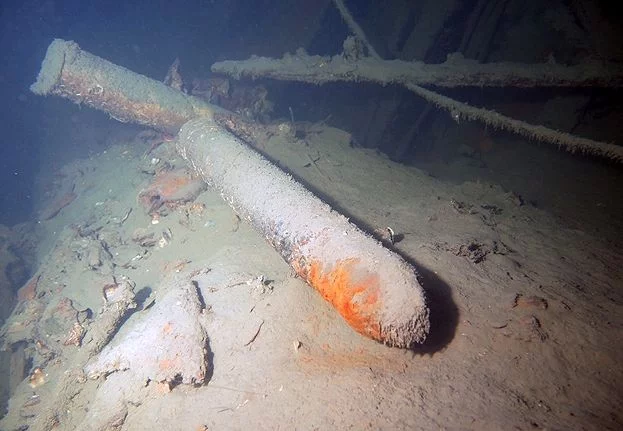 Obus dans les cales de l'Alice-Robert, un cargo allemand coulé en 1944
