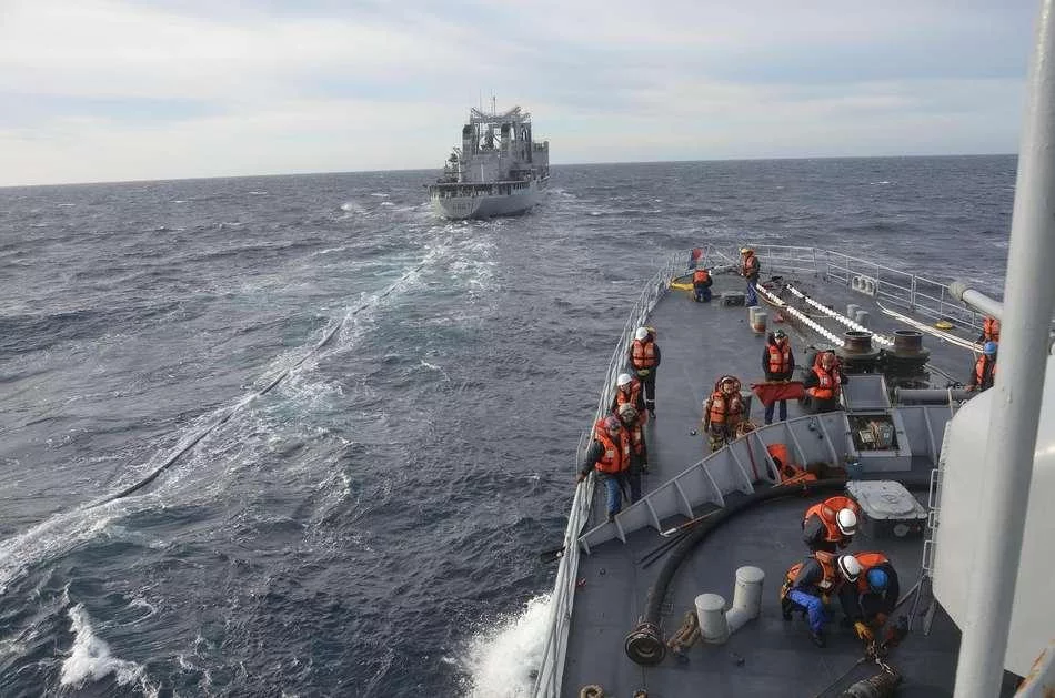 Ravitaillement en flèche de la frégate Jean de Vienne par la Meuse