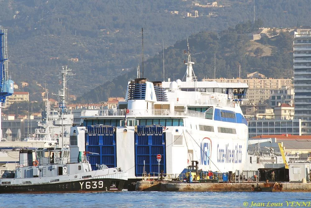 Le Liamone entre dans un bassin de DCNS à Toulon