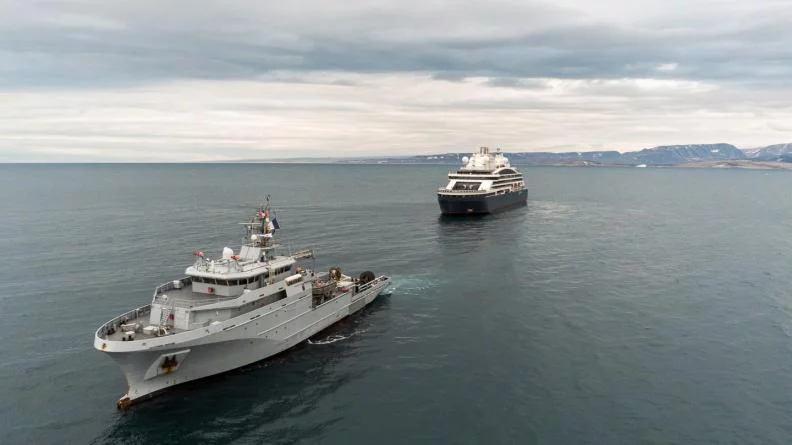 La Garonne remorque le bâtiment de croisière Commandant Charcot