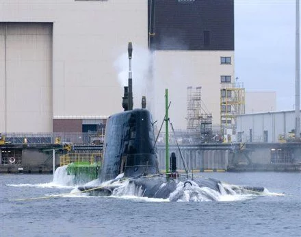 Le HMS Astute en essais au bassin