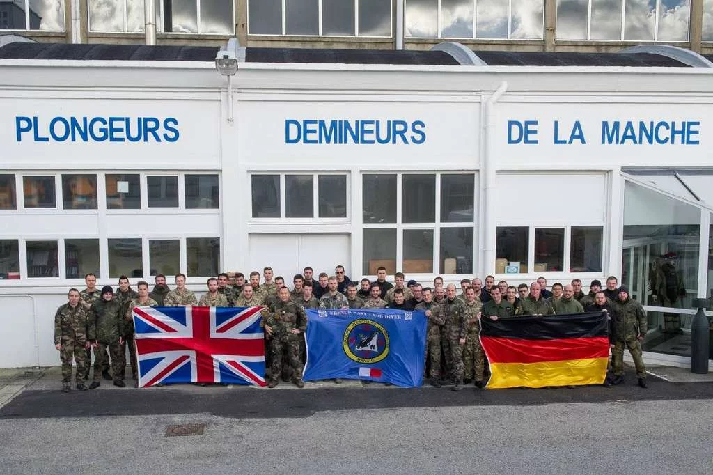 Les plongeurs démineurs anglais et allemand débarquent au GPD Manche