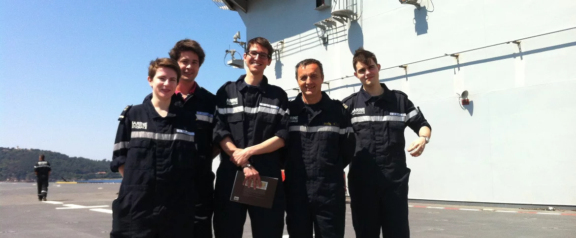 Des élèves de Sciences Po Paris sur le pont du Tonnerre