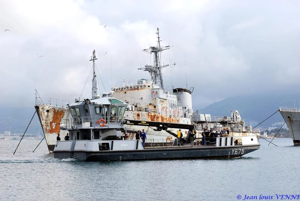 La coque de l’ex-Argens transférée à la base navale de Toulon