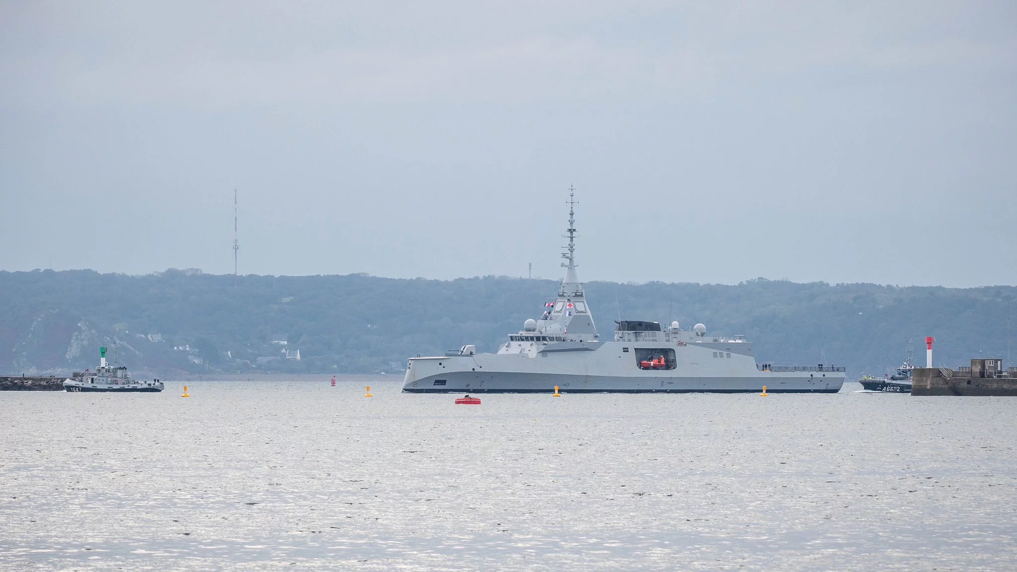 La frégate de défense et d'intervention Amiral Ronarc’h arrive à Brest