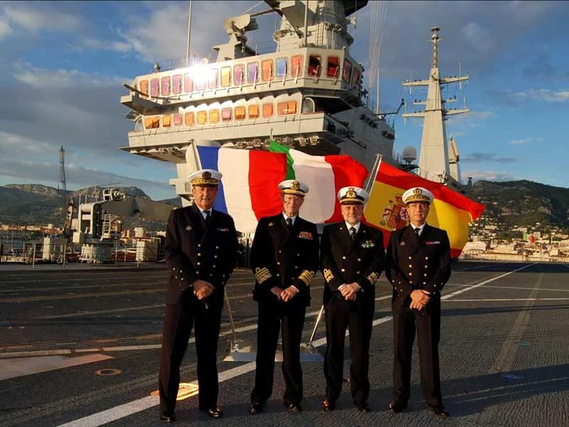 L’Italie, la France et l’Espagne à bord du porte-aéronefs italien Cavour