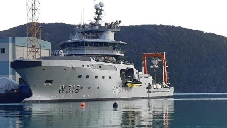 Le navire des garde-côtes norvégiens KV Harstad, bâtiment support du NSRS