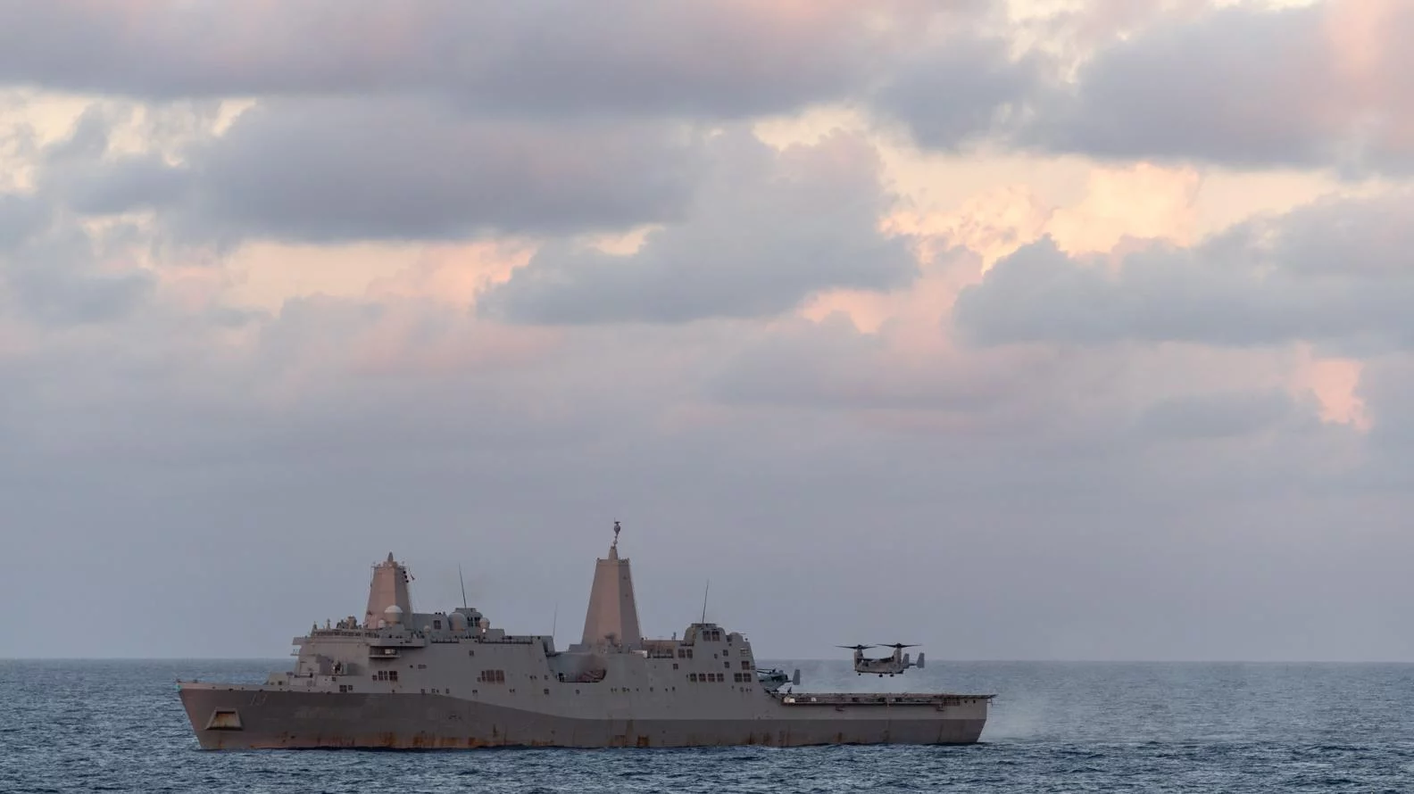 Le bâtiment amphibie américain USS Mesa Verde