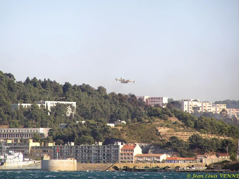 Les Canadairs interviennent au-dessus de Saint Mandrier