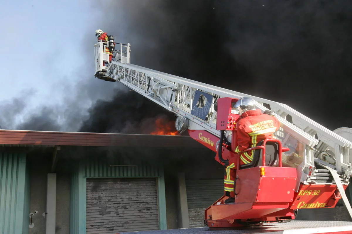 Les marins-pompiers de Marseille interviennent sur l'incendie au MIN des Arnavaux