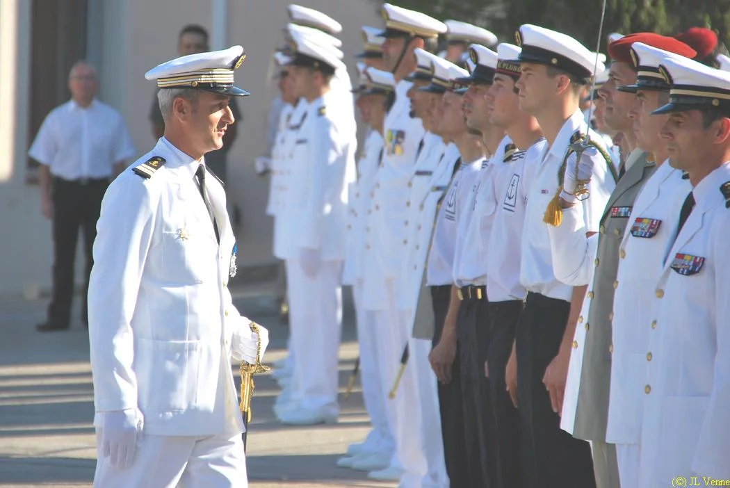 L'ancien commandant passe le personnel de l'école en revue