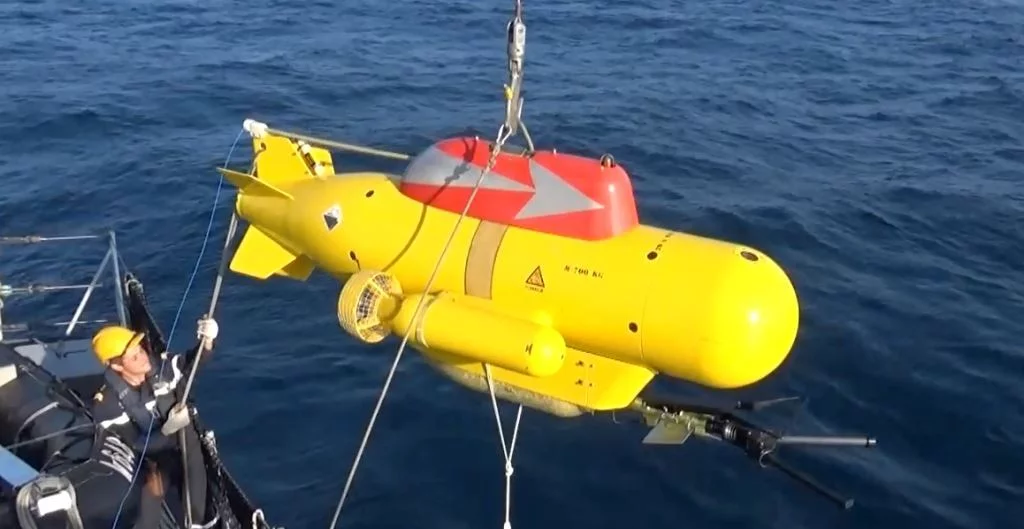 Mise à l'eau du poisson auto-propulsé