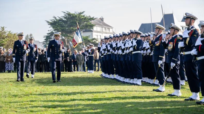 Revue des troupes par le contre-amiral (CA) Majou